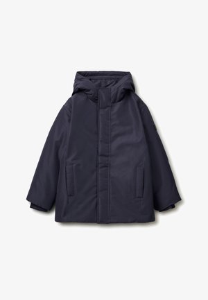 Giacca imbottita blu navy con cappuccio, chiusura frontale con zip, due tasche laterali e maniche lunghe. Texture liscia con design minimalista.