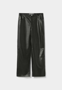 Pantaloni in pelle nera a gamba larga con una finitura liscia, dotati di cinque tasche, hardware argentato e una texture uniforme in tutto il capo.