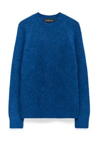 Niebieski sweter z długim rękawem, z okrągłym dekoltem, o puszystej teksturze, z prążkowanymi mankietami i dołem oraz czarną metką marki przy dekolcie.