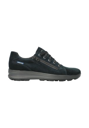 Chaussures noires en suede avec un col rembourré, une surface texturée, des lacets et une fermeture éclair sur le côté. Elles comportent une semelle grise légère pour plus de confort.