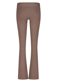 Leggings marron ajustés avec une légère évasement à l'ourlet. Fabriqués dans un matériau extensible avec une texture lisse. Design simple, sans motifs visibles.