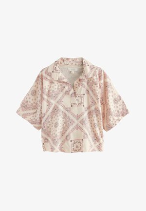 Kurzärmeliges cremefarbenes Hemd mit rosa Paisley- und Blumen-Bandana-Mustern, offenem Kragen und lockerem, kastigem Schnitt.