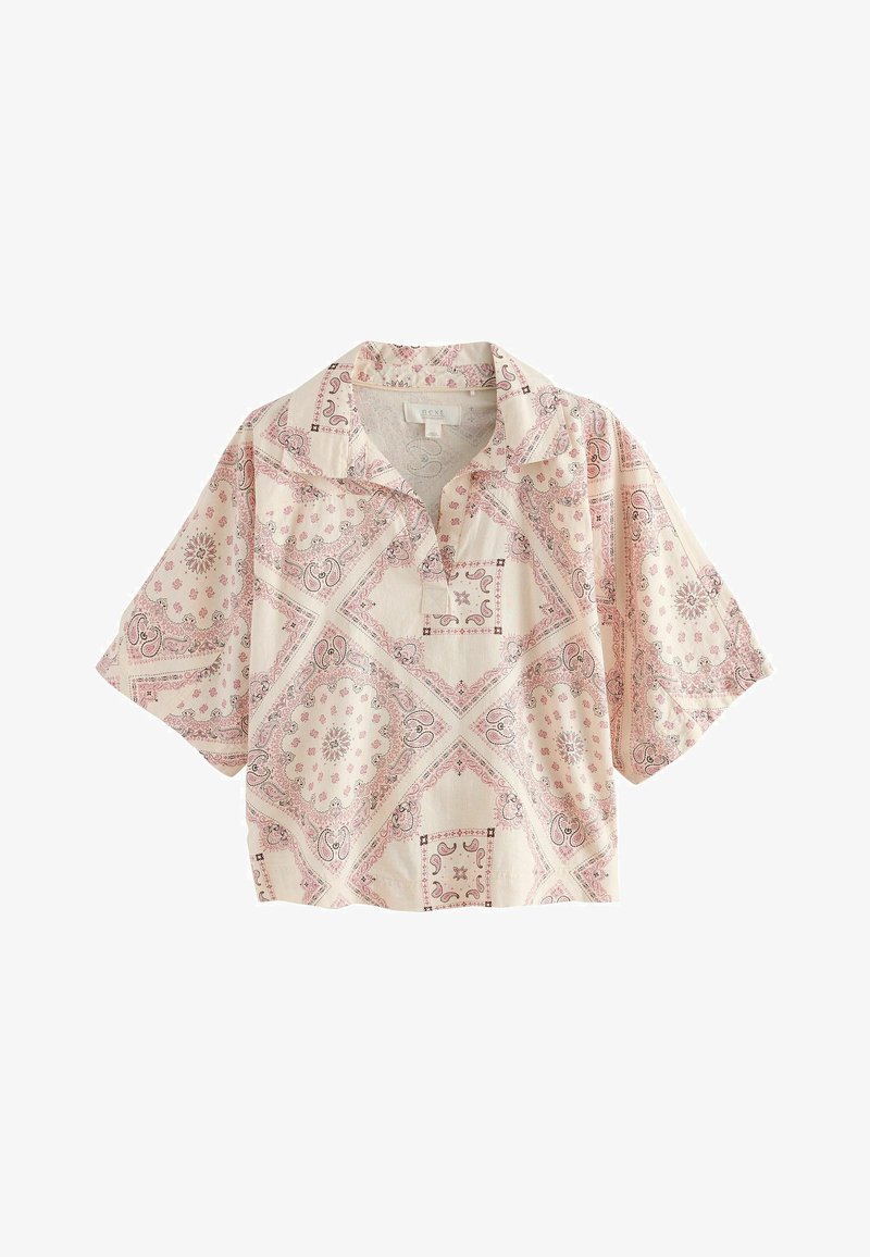 Chemise crème à manches courtes avec motifs bandana roses paisley et floraux, col ouvert et coupe ample et carrée.