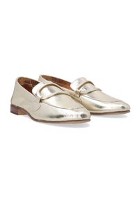 Goldene metallische Loafers mit glatter Textur, flachem Absatz und einem Riemenakzent. Sie haben eine abgerundete Spitze und eine klassische Form.