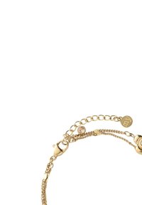 Gouden armband met fijne kettingen, een kreeftsluiting en een accentsteen, voorzien van een gegraveerd label en verstelbare lengte.