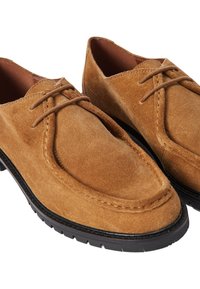 Des chaussures en suède marron avec un design classique à lacets, présentant des orteils ronds et des semelles en caoutchouc noir contrastantes pour la durabilité.