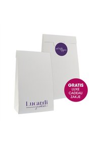 White paper gift bags with a textured finish, featuring a purple logo and a round sticker stating "Gratis Luxe Cadeau Zakje."