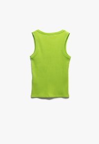 Top a canotta a costine di un vivace verde, con scollo tondo e ampi fori per le braccia. Il tessuto è elastico e aderente.