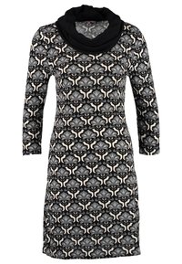 Robe longue à manches longues à motif noir et gris, avec un col haut noir en forme de cache-cou et une longueur jusqu'au genou.