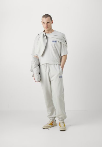 Les Benjamins OVERSIZED TEE UNISEX - Potiskana majica - light clay