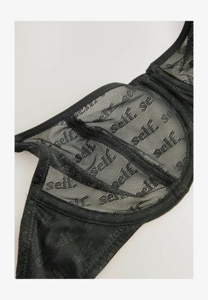 Bralette en maille noire avec un design transparent et un motif de logo subtil. Il a un bord lisse et ne comporte aucun détail matériel supplémentaire.