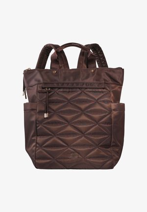 Sac à dos en nylon matelassé marron avec poche zippée à l’avant, poches latérales, bretelles rembourrées, poignées supérieures et petit logo de marque en métal.