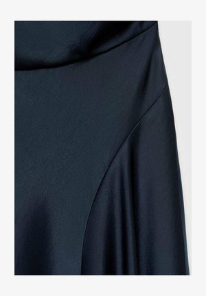 Tissu en soie bleu marine foncé avec une texture lisse, présentant une couture en angle et des sections drapées, créant une silhouette fluide.
