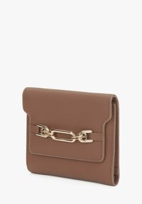 Brązowy skórzany portfel o składanej konstrukcji, z złotym metalowym łańcuchem jako akcentem i haftowanym wykończeniem. Gładka tekstura, kompaktowy kształt.