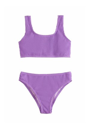 Tweedelige paarse bikini met textuur, top met ronde halslijn en bijpassende mid-rise broekjes.