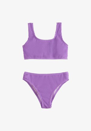 Zweiteiliger lila strukturierter Bikini mit Rundhalsausschnitt-Oberteil und passenden Mid-Rise-Hosen.