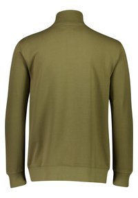 Pullover verde a maniche lunghe con colletto alto. Texture liscia, polsini e orlo a coste, caratterizzato da un design minimalista senza decorazioni.