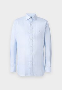 Světle modrá košile s dlouhým rukávem, vyrobená z hladkého materiálu, má zapínání na knoflíky, špičatý límec a malou nášivku na prsou.