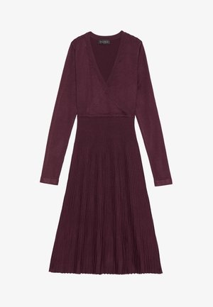 Burgundijas garām piedurknēm apģērbs ar iesaiņojumu, ar ribota tekstūra krūšu daļā un krokotu svārku, ar V veida kakla izgriezumu un pieguļošu jostu.