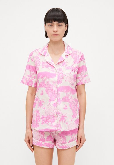 Ensemble de pyjama rose à manches courtes avec un imprimé floral et animal. Le haut a un col en V et une poche à l'avant ; les shorts ont des ourlets retroussés.