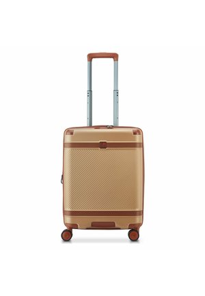 Valigia rigida beige con accenti marroni, manico estensibile e quattro ruote girevoli nere e marroni, mostrata in posizione verticale su sfondo bianco.