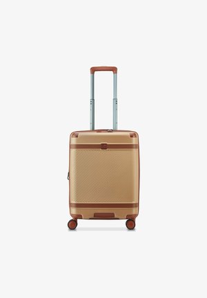 Beiger Hartschalenkoffer mit braunen Akzenten, ausziehbarem Griff und vier schwarzen und braunen Spinner-Rädern, aufrecht stehend vor weißem Hintergrund.