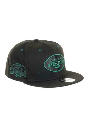Schwarze Snapback-Cap mit dunkelgrüner bestickter New York Jets-Besonderheit und Akzenten. Verfügt über einen flachen Schirm und zwei Belüftungsöcher.