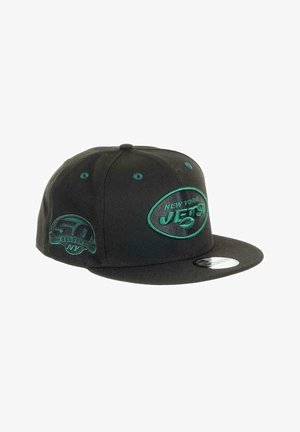 Schwarze Snapback-Cap mit dunkelgrüner bestickter New York Jets-Besonderheit und Akzenten. Verfügt über einen flachen Schirm und zwei Belüftungsöcher.