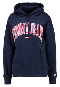 Námořnická modrá mikina s kapucí vyrobená z bavlněné směsi, s červeným nápisem "TOMMY JEANS", klokankovou kapsou a ribbenými manžetami a lemem.
