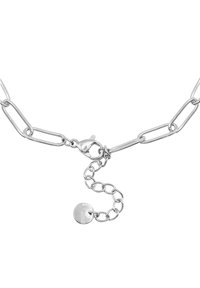 Collana in metallo argento con forme ovali e rettangolari collegate, dotata di chiusura a moschettone e catena di estensione con un piccolo ciondolo a disco.
