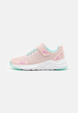 Adidași roz cu partea superioară din plasă, accente turcoaz, curea Velcro și modele cu inimioare. Prezintă o talpă albă texturată.