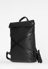 Schwarzer Leder-Rucksack mit Tragegriff oben, gekreuzten Riemen vorne und geprägt geprägtem „a/u“-Logo, vor weißem Hintergrund präsentiert.