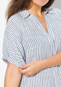 Ulla Popken COASTAL STRIPED SHORT SLEEVE COLLARED - Vestido informal - atlantic blue