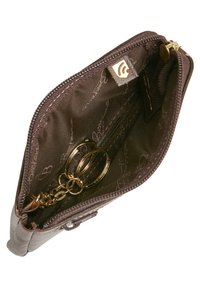 Bruine ritstas met een gladde buitenkant, bronzen hardware en een interieur met een sleutelhanger en een gemarmerde voering.