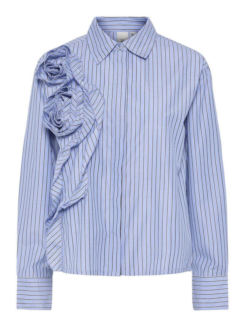 Blauwe en witte gestreepte blouse met een gerimpeld ontwerp en stoffen rozen op de linkerschouder en een knoopsluiting aan de voorkant. Lange mouwen.