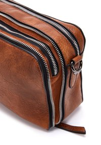 Borsa in pelle marrone con tre zip nere, superficie texturizzata e anello laterale per attacco; forma compatta e rettangolare.