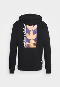 Černá mikina s kapucí s grafickým potiskem v purpurové a oranžové barvě na zádech, obsahující text "adidas original" a tři loga listů.