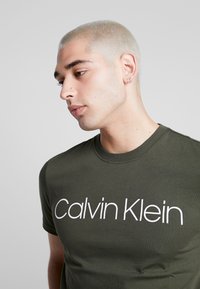 Calvin Klein FRONT LOGO - T-shirt estampada - green