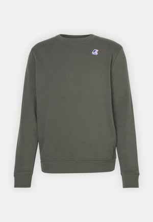 Felpa verde in morbido tessuto con scollo rotondo, polsini e orlo ribattuti, e un piccolo logo sul lato sinistro del petto.