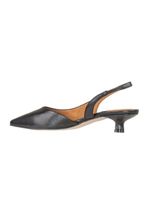 Scarpa slingback in pelle nera con punta affilata, tacco basso a gattino e fodera interna color cognac, vista di profilo su sfondo bianco.