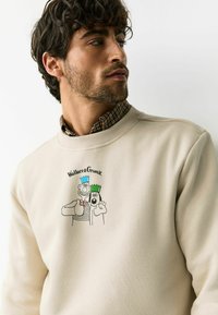 Beiger Sweatshirt mit grafischem Aufdruck von Wallace und Gromit. Gerippter Kragen, Rundhalsausschnitt. Weiche Textur, legere Passform und detaillierte Cartoon-Illustration.