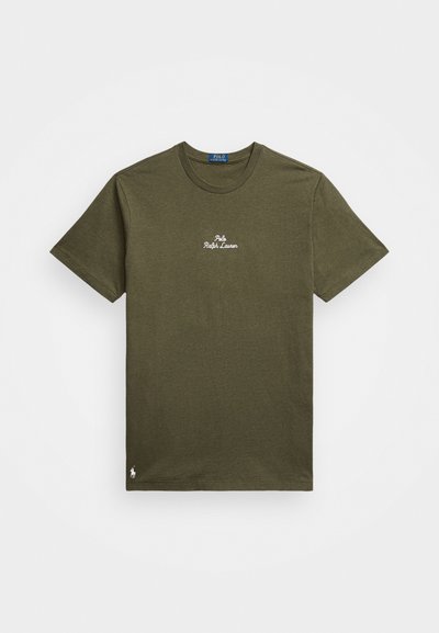 Olive zaļa kokvilnas T-krekls ar īsām piedurknēm, apaļu kakla izgriezumu, ar izšūtu "Polo Ralph Lauren" logotipu baltā krāsā uz krūtīm un mazu logotipu uz apakšmala.