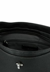 Interno di una borsa a tracolla nera in pelle che presenta un compartimento principale con zip e una tasca aggiuntiva. Superficie strutturata e accessori in argento.