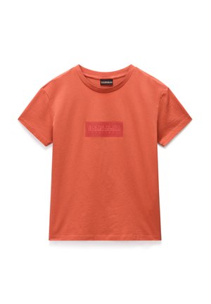 Koraalkleurig katoenen T-shirt met een ronde hals en korte mouwen. Bevat een textuur logo patch in rechthoekige vorm aan de voorkant.