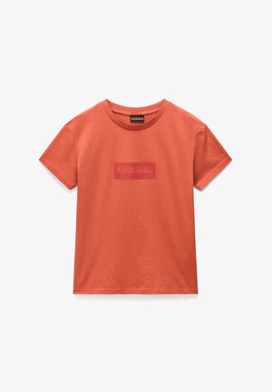 Koraalkleurig katoenen T-shirt met een ronde hals en korte mouwen. Bevat een textuur logo patch in rechthoekige vorm aan de voorkant.