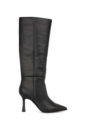 Botte en cuir noir à hauteur de genou avec un bout pointu et un talon aiguille. Présente une texture lisse et des accents de design plissés.