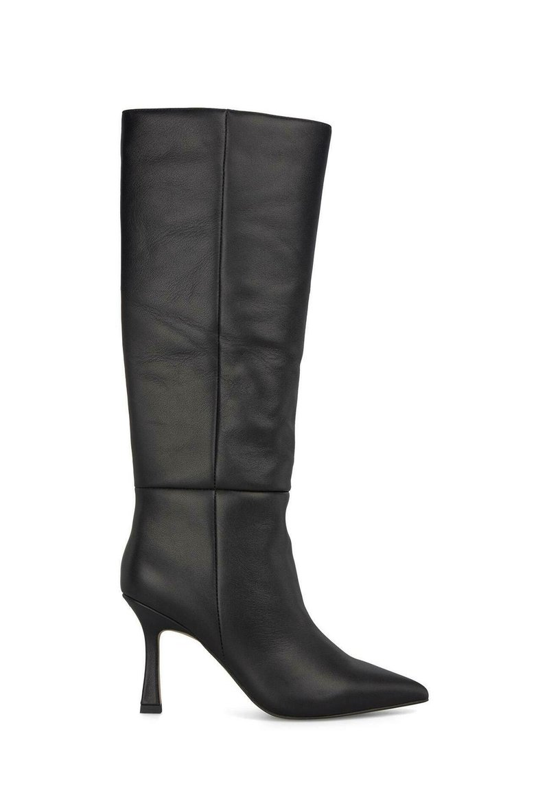 Stivale in pelle nera alto fino al ginocchio con punta affusolata e tacco a stiletto. Presenta una texture liscia e dettagli di design piegati.