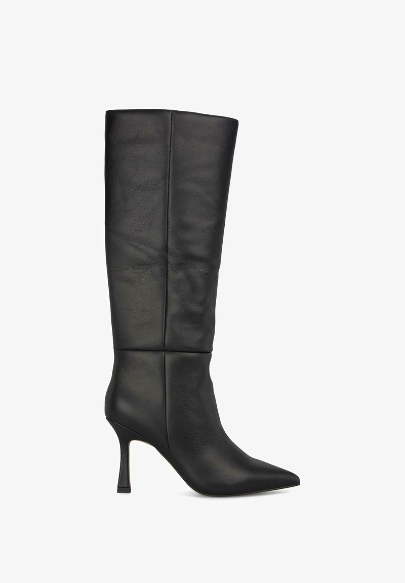 Stivale in pelle nera alto fino al ginocchio con punta affusolata e tacco a stiletto. Presenta una texture liscia e dettagli di design piegati.