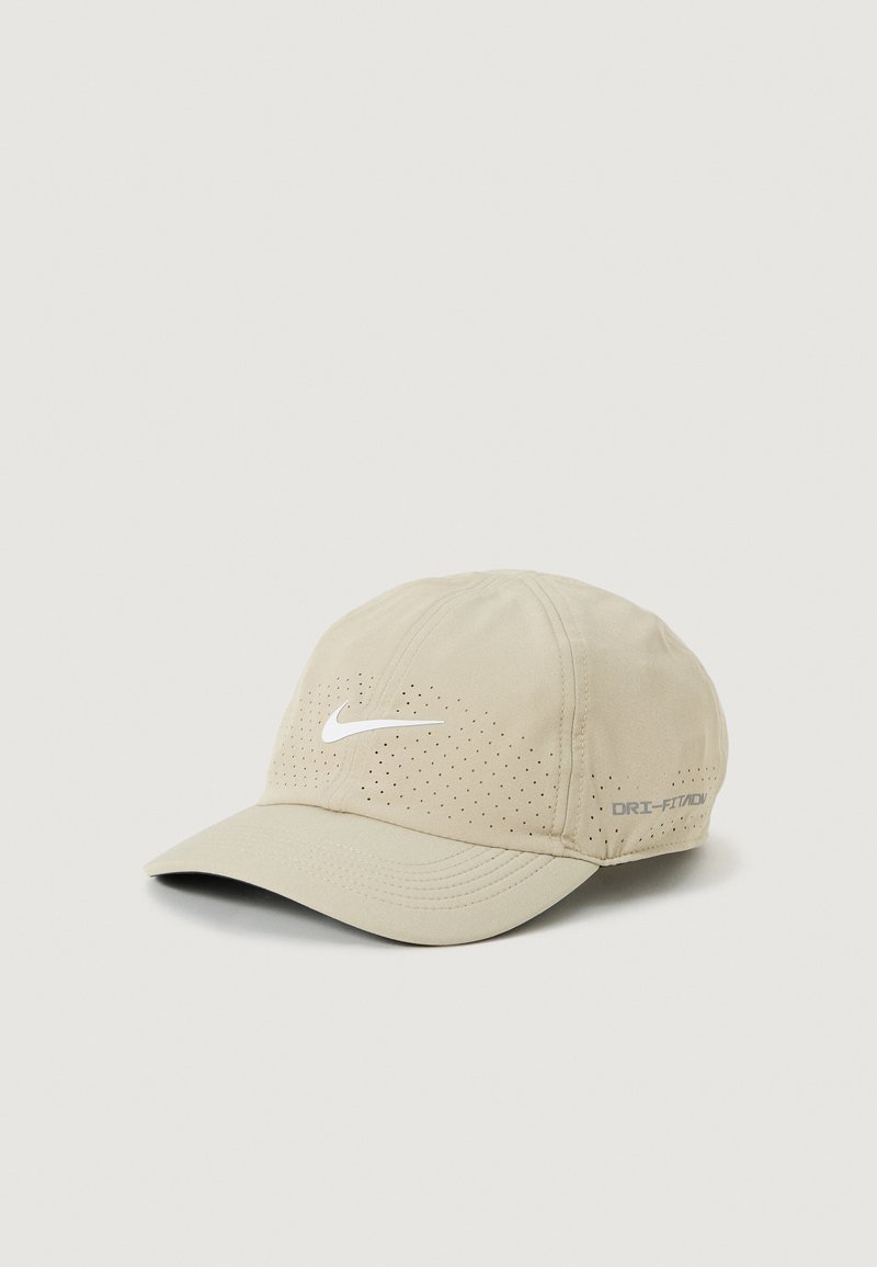 Bežna Nike kapa s zakrivljenim vizirima, perforiranim dizajnom, bijelim logotipom sprijeda i natpisom "DRI-FIT" sa strane. Mekana tekstura tkanine.