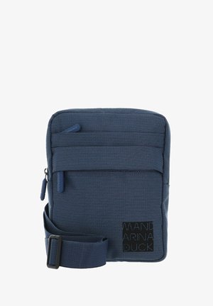 Sac bandoulière bleu marine en tissu texturé, doté d'une poche zippée à l'avant, d'une sangle réglable et d'un détail de logo embossé.
